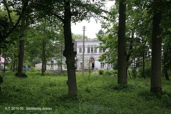 Barklainių dvaro rūmai ir parko fragmentas. Romualdo Trumpo nuotrauka, 2010 [interaktyvus]. Prieiga per internetą: https://www.miestai.net/forumas/forum/bendrosios-diskusijos/miestai-ir-architekt%C5%ABra/dvarai-ir-pilys/8332-barklaini%C5%B3-dvaras-pasvalio-r?t=8062&highlight=Pasvalio