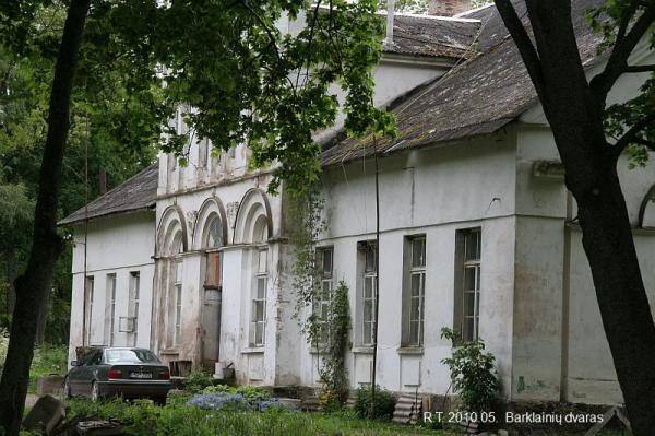 Barklainių dvaro rūmai. Romualdo Trumpo nuotrauka, 2010 [interaktyvus]. Prieiga per internetą: https://www.miestai.net/forumas/forum/bendrosios-diskusijos/miestai-ir-architekt%C5%ABra/dvarai-ir-pilys/8332-barklaini%C5%B3-dvaras-pasvalio-r?t=8062&highlight=Pasvalio