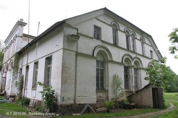 Barklainių dvaro rūmai. Romualdo Trumpo nuotrauka, 2010 [interaktyvus]. Prieiga per internetą: https://www.miestai.net/forumas/forum/bendrosios-diskusijos/miestai-ir-architekt%C5%ABra/dvarai-ir-pilys/8332-barklaini%C5%B3-dvaras-pasvalio-r?t=8062&highlight=Pasvalio