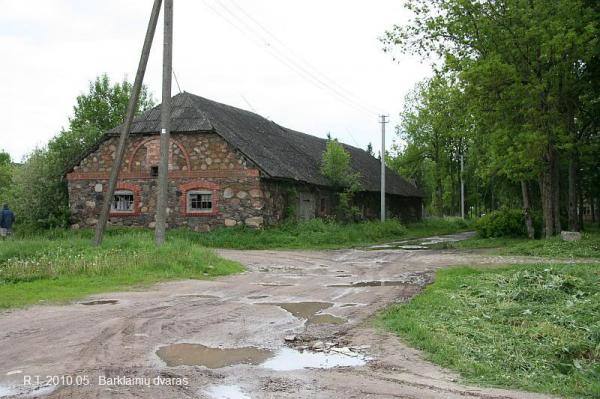 Barklainių dvaro ūkinis pastatas. Romualdo Trumpo nuotrauka, 2010 [interaktyvus]. Prieiga per internetą: https://www.miestai.net/forumas/forum/bendrosios-diskusijos/miestai-ir-architekt%C5%ABra/dvarai-ir-pilys/8332-barklaini%C5%B3-dvaras-pasvalio-r?t=8062&highlight=Pasvalio