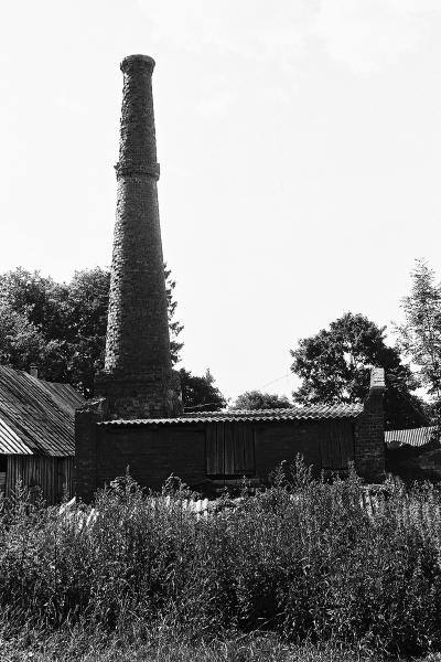 Barklainių dvaras. Buvusios dvaro pieninės kaminas. Vido Dulkės nuotrauka, 9 dešimtmetis