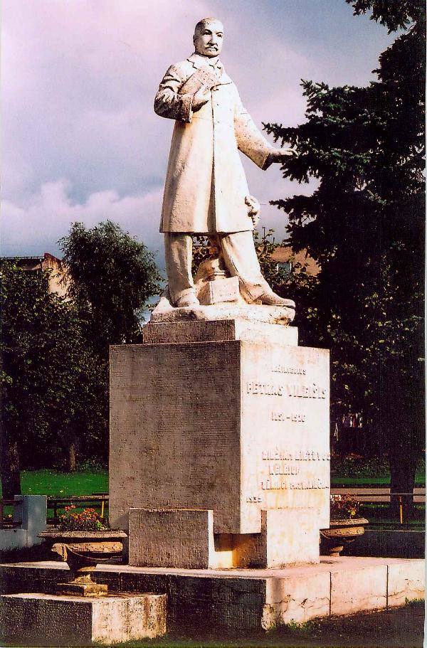 Paminklas Petrui Vileišiui prie jo vardo gimnazijos Pasvalyje. Vido Dulkės nuotrauka