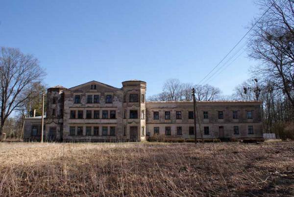 Gulbinėnų dvaro rūmų centrinis fasadas. Almanto Laužadžio nuotrauka, 2009 [interaktyvus]. Prieiga per internetą: https://www.miestai.net/forumas/forum/bendrosios-diskusijos/miestai-ir-architekt%C5%ABra/dvarai-ir-pilys/8070-gulbin%C4%97n%C5%B3-dvaras-pasvalio-r?t=7820