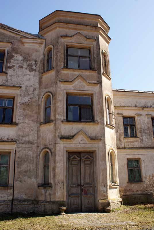 Gulbinėnų dvaro ansamblis. Dvaro rūmų fragmentas. Almanto Laužadžio nuotrauka, 2009 [interaktyvus]. Prieiga per internetą: https://www.miestai.net/forumas/forum/bendrosios-diskusijos/miestai-ir-architekt%C5%ABra/dvarai-ir-pilys/8070-gulbin%C4%97n%C5%B3-dvaras-pasvalio-r?t=7820