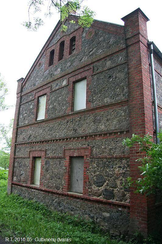 Gulbinėnų dvaro ansamblis. Dvaro oficina. Romualdo Trumpo nuotrauka, 2010 [interaktyvus]. Prieiga per internetą: https://www.miestai.net/forumas/forum/bendrosios-diskusijos/miestai-ir-architekt%C5%ABra/dvarai-ir-pilys/8070-gulbin%C4%97n%C5%B3-dvaras-pasvalio-r?t=7820