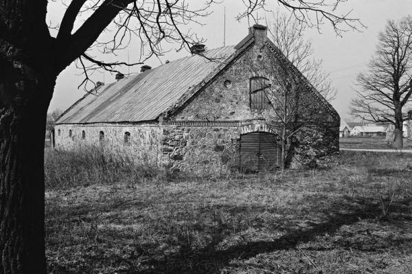 Gulbinėnų dvaro ansamblis. Dvaro tvartas. Vido Dulkės nuotrauka, 9 dešimtmetis
