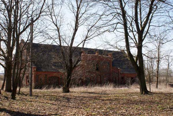 Gulbinėnų dvaro ansamblis. Dvaro arklidė. Almanto Laužadžio nuotrauka, 2009 [interaktyvus]. Prieiga per internetą: https://www.miestai.net/forumas/forum/bendrosios-diskusijos/miestai-ir-architekt%C5%ABra/dvarai-ir-pilys/8070-gulbin%C4%97n%C5%B3-dvaras-pasvalio-r?t=7820