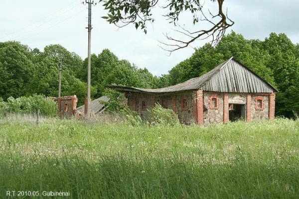 Gulbinėnų dvaro ansamblis. Dvaro daržinė. Romualdo Trumpo nuotrauka, 2010 [interaktyvus]. Prieiga per internetą: https://www.miestai.net/forumas/forum/bendrosios-diskusijos/miestai-ir-architekt%C5%ABra/dvarai-ir-pilys/8070-gulbin%C4%97n%C5%B3-dvaras-pasvalio-r?t=7820