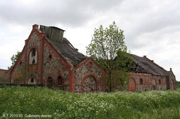 Gulbinėnų dvaro ansamblis. Dvaro svirnas. Romualdo Trumpo nuotrauka, 2010 [interaktyvus]. Prieiga per internetą: https://www.miestai.net/forumas/forum/bendrosios-diskusijos/miestai-ir-architekt%C5%ABra/dvarai-ir-pilys/8070-gulbin%C4%97n%C5%B3-dvaras-pasvalio-r?t=7820