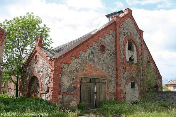 Gulbinėnų dvaro ansamblis. Dvaro svirnas. Romualdo Trumpo nuotrauka, 2010 [interaktyvus]. Prieiga per internetą: https://www.miestai.net/forumas/forum/bendrosios-diskusijos/miestai-ir-architekt%C5%ABra/dvarai-ir-pilys/8070-gulbin%C4%97n%C5%B3-dvaras-pasvalio-r?t=7820