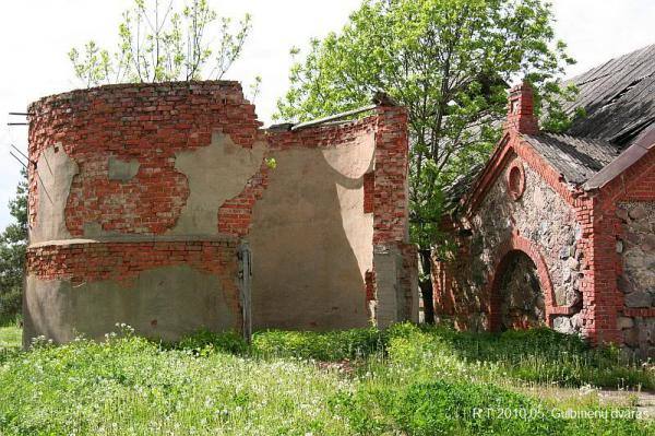 Gulbinėnų dvaro ansamblis. Bokštas – ne dvaro laikotarpio pastatas. Romualdo Trumpo nuotrauka, 2010 [interaktyvus]. Prieiga per internetą: https://www.miestai.net/forumas/forum/bendrosios-diskusijos/miestai-ir-architekt%C5%ABra/dvarai-ir-pilys/8070-gulbin%C4%97n%C5%B3-dvaras-pasvalio-r?t=7820