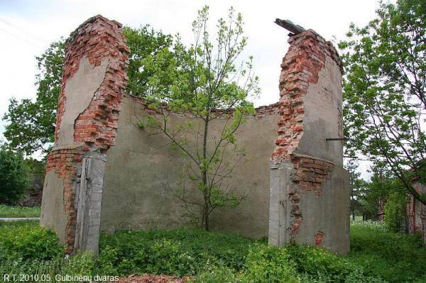Gulbinėnų dvaro ansamblis. Bokštas – ne dvaro laikotarpio pastatas. Romualdo Trumpo nuotrauka, 2010 [interaktyvus]. Prieiga per internetą: https://www.miestai.net/forumas/forum/bendrosios-diskusijos/miestai-ir-architekt%C5%ABra/dvarai-ir-pilys/8070-gulbin%C4%97n%C5%B3-dvaras-pasvalio-r?t=7820