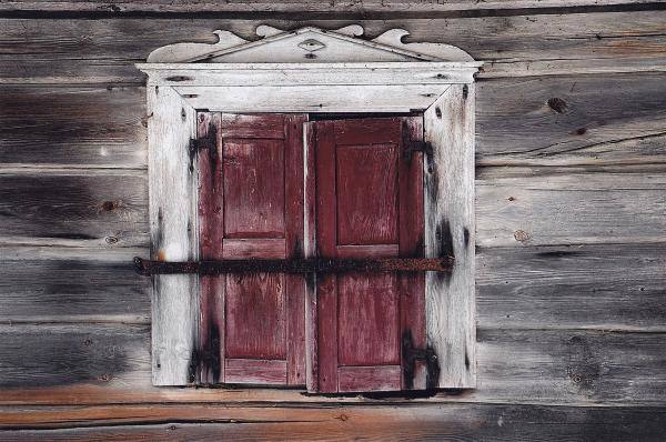 Poeto, partizano Broniaus Krivicko gimtojo namo langinės. Vido Dulkės nuotrauka, 2012
