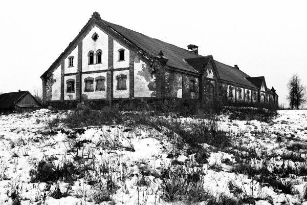 Moliūnų dvaras. Dvaro tvartas. Vido Dulkės nuotrauka, 9 dešimtmetis