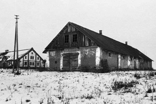 Moliūnų dvaras. Dvaro tvartas. Vido Dulkės nuotrauka, 9 dešimtmetis