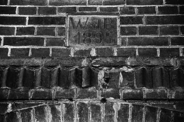 Pajiešmenių dvaras. Atminimo lenta dvaro rūmų sienoje. Vido Dulkės nuotrauka, 9 dešimtmetis