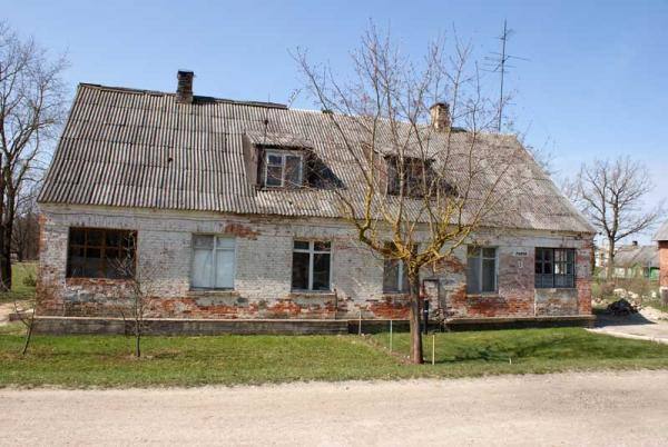 Pajiešmenių dvaras. Dvaro oficina. Almanto Laužadžio nuotrauka, 2009 [interaktyvus]. Prieiga per internetą: https://www.miestai.net/forumas/forum/bendrosios-diskusijos/miestai-ir-architekt%C5%ABra/dvarai-ir-pilys/8163-pajie%C5%A1men%C4%97s-dvaras-pasvalio-r?t=7917