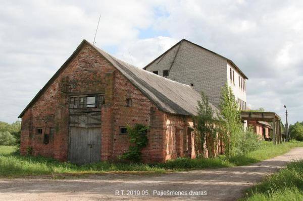 Pajiešmenių dvaras. Dvaro sandėlis. Romualdo Trumpo nuotrauka, 2010 [interaktyvus]. Prieiga per internetą: https://www.miestai.net/forumas/forum/bendrosios-diskusijos/miestai-ir-architekt%C5%ABra/dvarai-ir-pilys/8163-pajie%C5%A1men%C4%97s-dvaras-pasvalio-r?t=7917