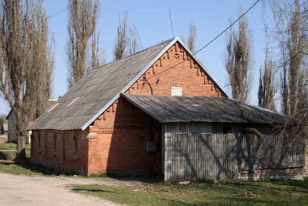 Pajiešmenių dvaras. Dvaro ūkinis pastatas. Almanto Laužadžio nuotrauka, 2009 [interaktyvus]. Prieiga per internetą: https://www.miestai.net/forumas/forum/bendrosios-diskusijos/miestai-ir-architekt%C5%ABra/dvarai-ir-pilys/8163-pajie%C5%A1men%C4%97s-dvaras-pasvalio-r?t=7917