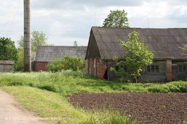 Pajiešmenių dvaras. Dvaro ūkinis pastatas. Romualdo Trumpo nuotrauka, 2010 [interaktyvus]. Prieiga per internetą: https://www.miestai.net/forumas/forum/bendrosios-diskusijos/miestai-ir-architekt%C5%ABra/dvarai-ir-pilys/8163-pajie%C5%A1men%C4%97s-dvaras-pasvalio-r?t=7917