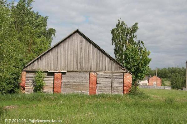 Pajiešmenių dvaras. Dvaro ūkinis pastatas. Romualdo Trumpo nuotrauka, 2010 [interaktyvus]. Prieiga per internetą: https://www.miestai.net/forumas/forum/bendrosios-diskusijos/miestai-ir-architekt%C5%ABra/dvarai-ir-pilys/8163-pajie%C5%A1men%C4%97s-dvaras-pasvalio-r?t=7917