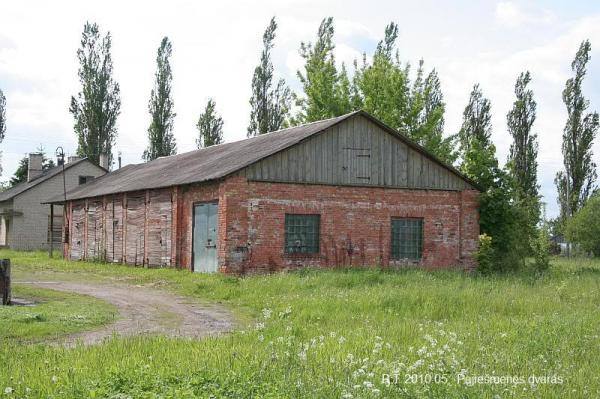Pajiešmenių dvaras. Dvaro ūkinis pastatas. Romualdo Trumpo nuotrauka, 2010 [interaktyvus]. Prieiga per internetą: https://www.miestai.net/forumas/forum/bendrosios-diskusijos/miestai-ir-architekt%C5%ABra/dvarai-ir-pilys/8163-pajie%C5%A1men%C4%97s-dvaras-pasvalio-r?t=7917
