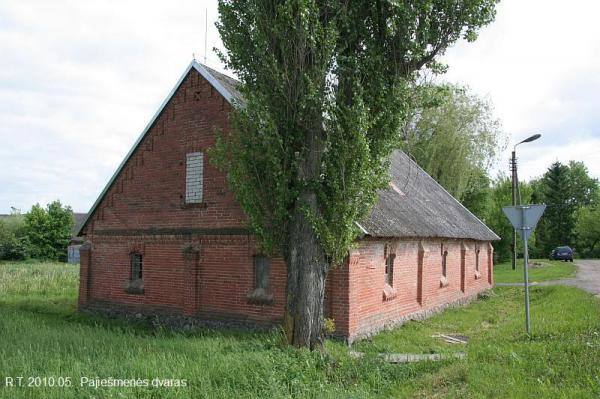 Pajiešmenių dvaras. Dvaro ūkinis pastatas. Romualdo Trumpo nuotrauka, 2010 [interaktyvus]. Prieiga per internetą: https://www.miestai.net/forumas/forum/bendrosios-diskusijos/miestai-ir-architekt%C5%ABra/dvarai-ir-pilys/8163-pajie%C5%A1men%C4%97s-dvaras-pasvalio-r?t=7917