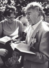 Pirmoji poeto Bernardo Brazdžionio viešnagė gimtinėje 1989 metų gegužės 27 dienąNaudojimo teisių informacija: Pasvalio Mariaus Katiliškio viešoji biblioteka