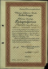 Vilniaus Geležinio Fondo Aukso knygos Vilniaus Kovotojo pažymėjimas, išduotas 1935 m. lapkričio 22 d. Pasvalio aukštesniajai komercijos mokyklai už uolų darbą didžioje tautos talkoje vaduojant sostinę Vilnių.Naudojimo teisių informacija: Pasvalio Petro Vileišio gimnazijos Istorijos muziejus