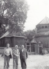 Iš dešinės į kairę stovi: Eugenijus Matuzevičius, Jonas Garuolis ir Petras Panavas. 
Poeto Eugenijaus Matuzevičiaus dovanotas fotografijų, liudijančių jo įvairiapusį kūrybinį gyvenimą, rinkinys. Kiekvienos fotografijos antroje pusėje poeto ranka surašyta metrika.Naudojimo teisių informacija: Pasvalio Mariaus Katiliškio viešoji biblioteka