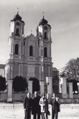 Poeto Eugenijaus Matuzevičiaus dovanotas fotografijų, liudijančių jo įvairiapusį kūrybinį gyvenimą, rinkinys. Kiekvienos fotografijos antroje pusėje poeto ranka surašyta metrika.
Naudojimo teisių informacija: Pasvalio Mariaus Katiliškio viešoji biblioteka