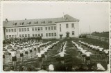 Rajoninė moksleivių sporto šventė, vykusi 1958 m. Pasvalio aštuonmetės mokyklos stadioneNaudojimo teisių informacija: Svalios pagrindinės mokyklos Istorijos muziejus