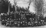Pasvalio aštuonmetės mokyklos mokiniai ir mokytojai, susirinkę į „Paukščių dienos“ šventę 1960 m. pavasarįNaudojimo teisių informacija: Svalios pagrindinės mokyklos Istorijos muziejus