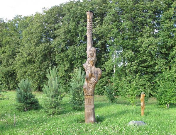 Skulptūra Medinių kaimo žmonėms