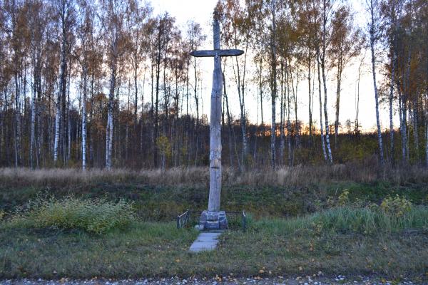 Kryžius partizanams Galinių kaime 