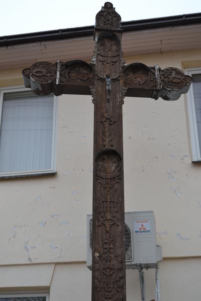 Kryžius prie labdaros organizacijos „Caritas“ pastato Joniškėlyje