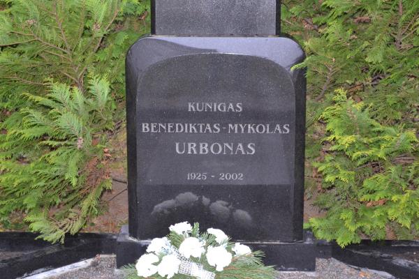 Kunigo Benedikto-Mykolo Urbono kapas Joniškėlio bažnyčios šventoriuje