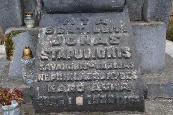 Antkapinis paminklas karininkui Jonui Stapulioniui Joniškėlyje