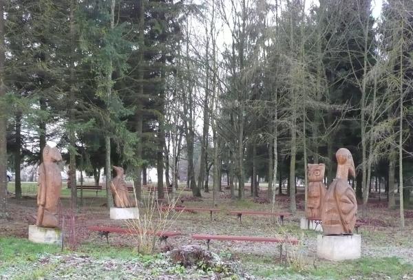 Skulptūros Norių kaimo parke 