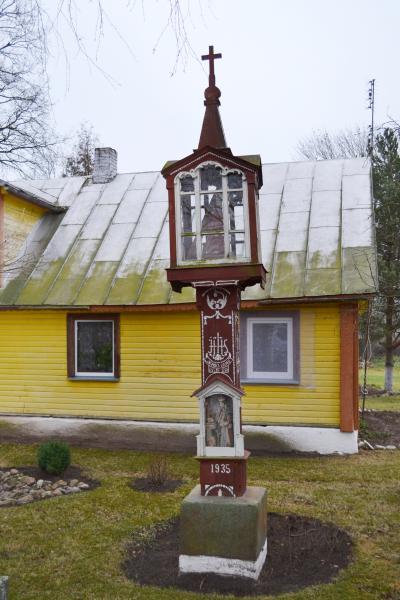 Koplytstulpis Šimkevičių sodyboje, Pamažupių kaime 