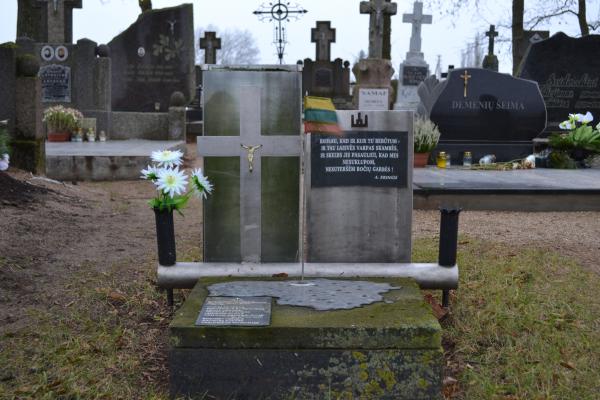 Paminklas Antrojo pasaulinio karo ir sovietų okupacijos metais žuvusiems kapčiūniečiams Kapčiūnų kapinėse