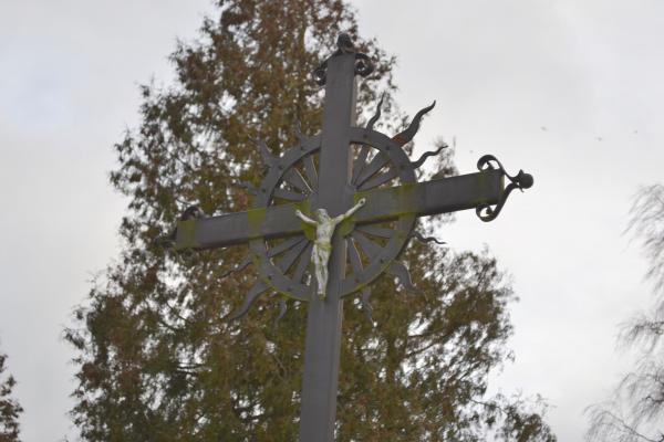 Kryžius tremtiniams Kiemėnų kaime