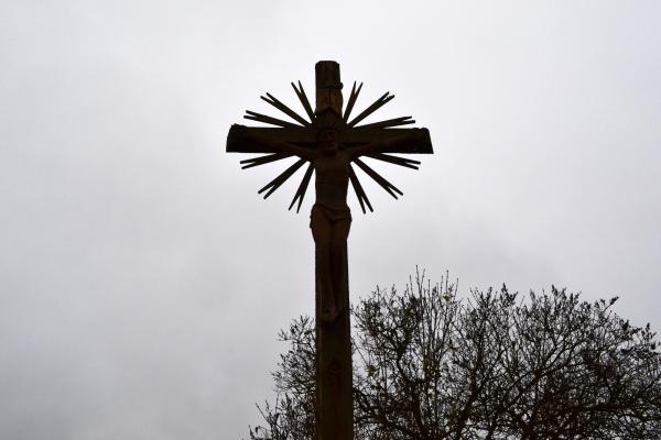 Kryžius Pumpėnų Švč. M. Marijos Škaplierinės bažnyčios šventoriuje