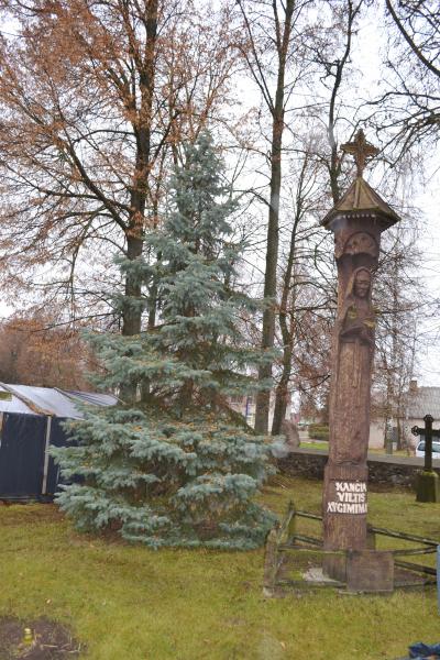 Stogastulpis tremtiniams Pumpėnų Švč. Mergelės Marijos Škaplierinės bažnyčios šventoriuje