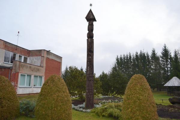 Koplytstulpis Lietuvos mokyklos 600 metų jubiliejui Pušalote