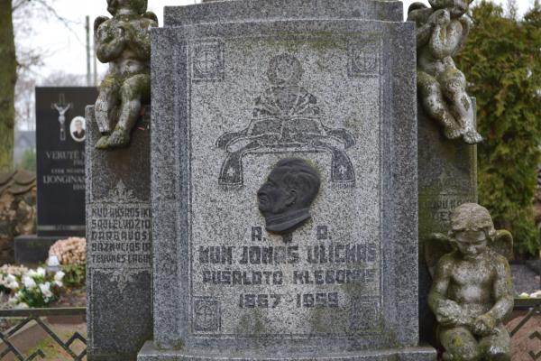 Kunigo Jono Ulicko kapas Pušaloto bažnyčios šventoriaus kapinėse