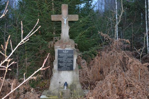 Kryžius Moliūnų miško bunkeryje žuvusiems partizanams Pasvalio rajone