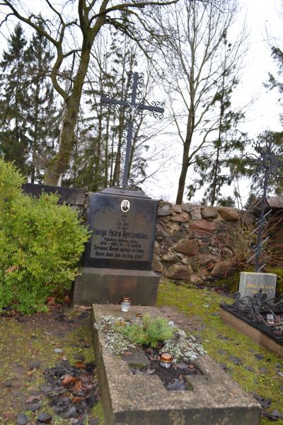 Kunigo Petro Rimkevičiaus kapas Pušaloto bažnyčios šventoriaus kapinėse 