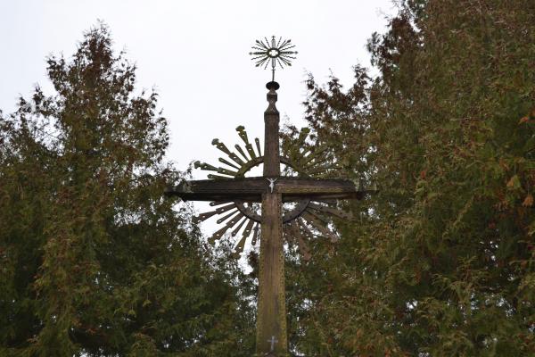 Kryžius tremtiniams Pušaloto bažnyčios šventoriuje