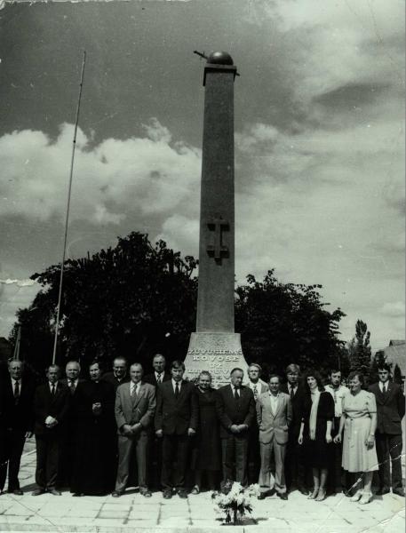 Paminklas Nepriklausomybės kovose žuvusiems savanoriams Saločiuose